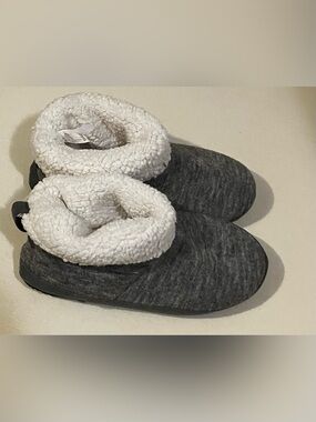 Cozy Gray Faux fur Slipper Booties NWOT by Isotoner size Large 8/9